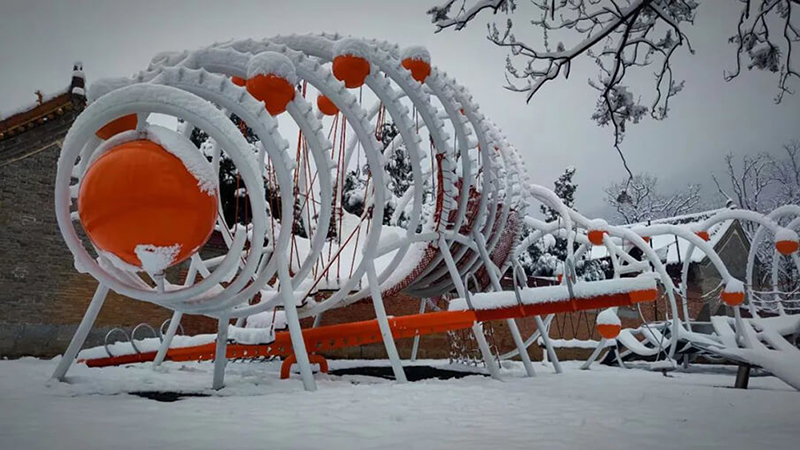 毛毛蟲造型攀爬設備雪景圖